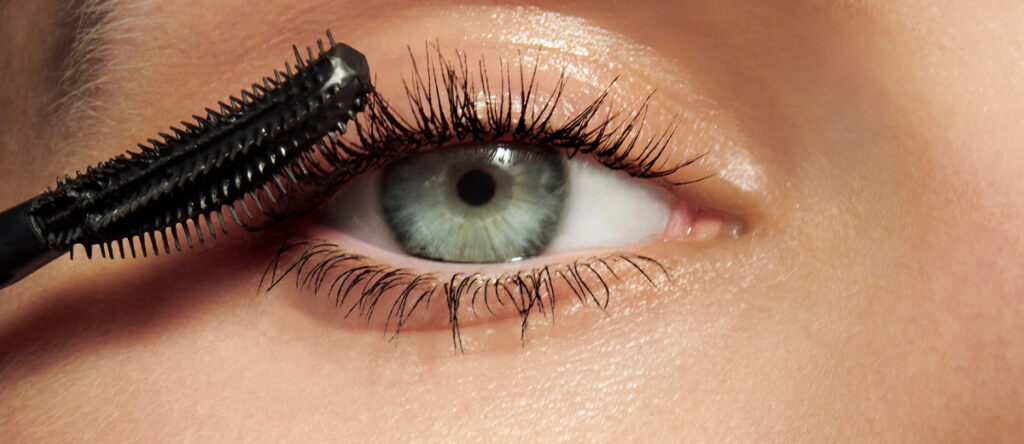 How to Apply Mascara Like a Pro (Best Beginner Tutorial)