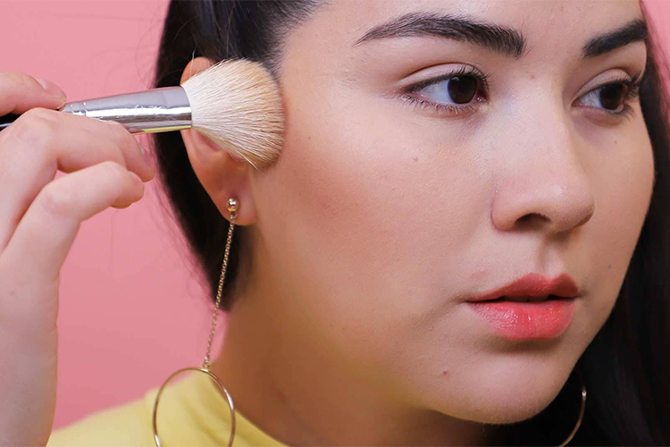 How To Apply Foundation Like A Pro - A Step-By-Step Tutorial