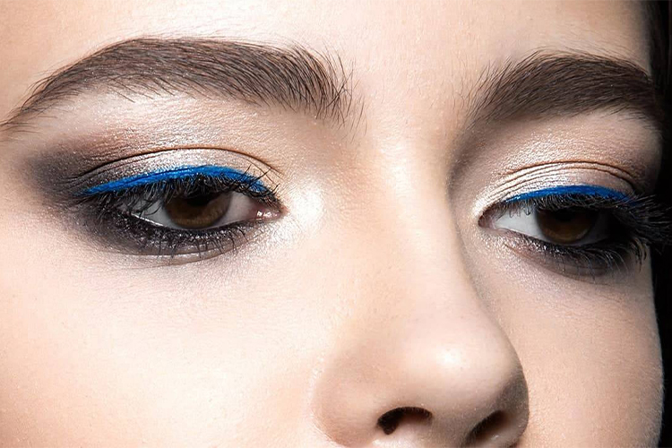 How To Apply Blue Eyeliner?